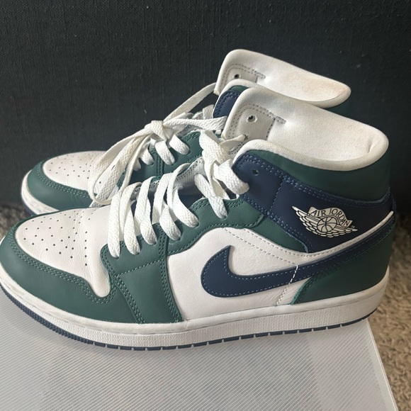 Shoes - Air Jordan 1 Mid